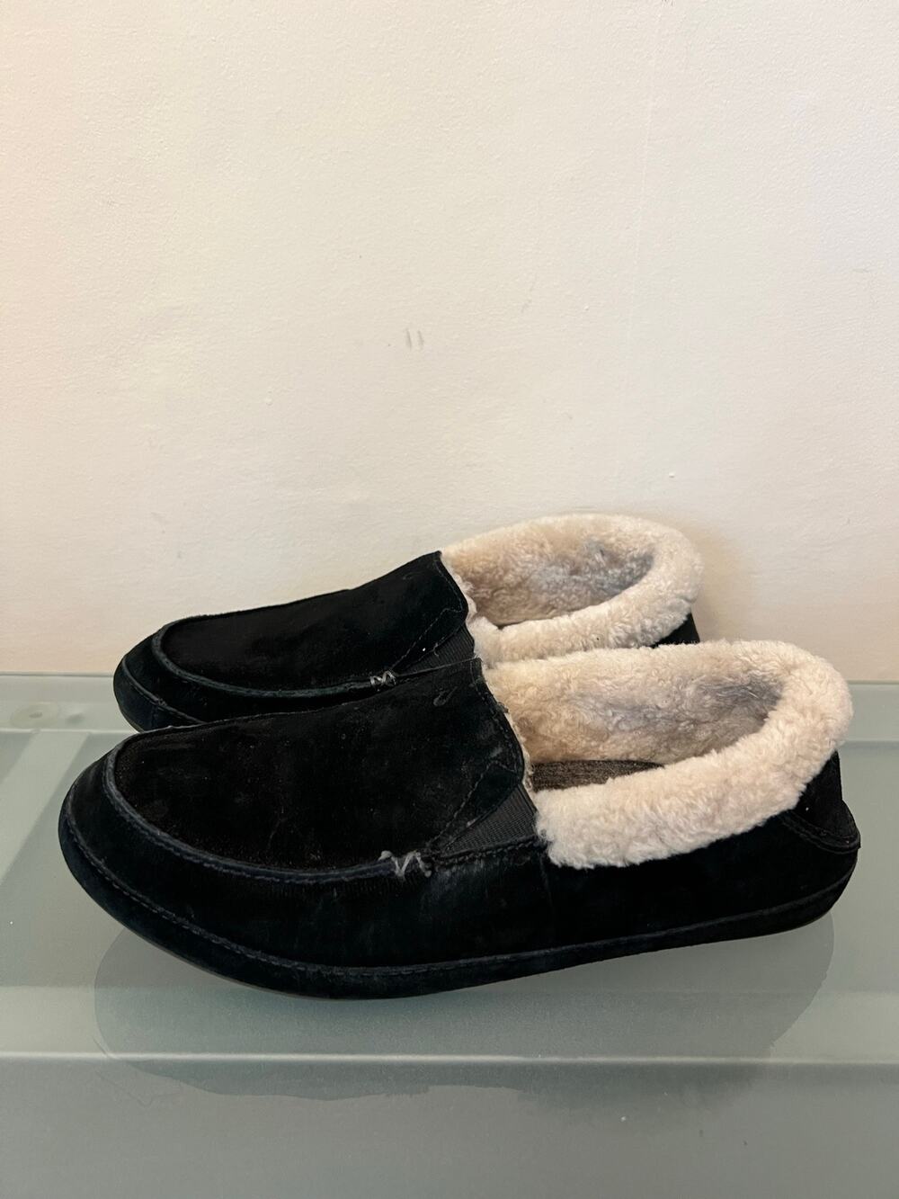 OluKai Ku'una Moccasin Slipper Black women’s 9 shearling leather slip on shoes